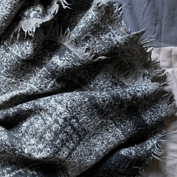 Wilfred / Aritzia wool blanket scarf, in Shades of Grey - Picture 4 of 6